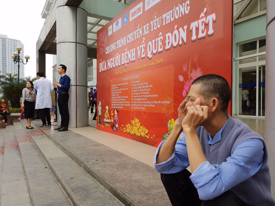 Người ở lại tại bệnh viện. (Ảnh: T.G/Vietnam+)