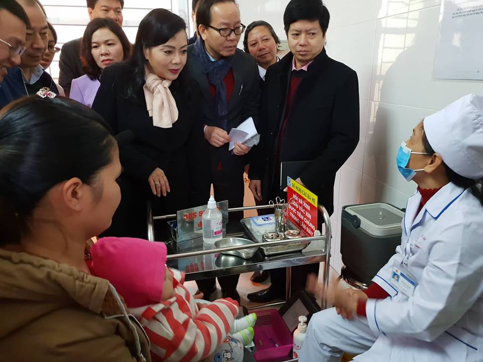Bộ trưởng Bộ Y tế Nguyễn Thị Kim Tiến kiểm tra công tác tiêm chủng tại Trạm Y tế xã Phú Nghĩa. (Ảnh: T.G/Vietnam+)