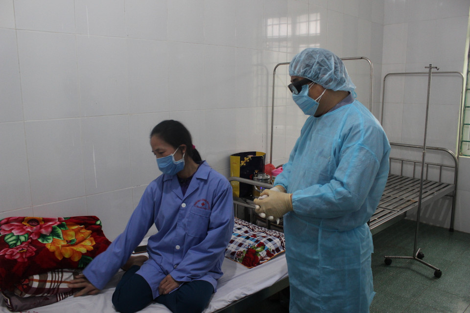 Lãnh đạo Bộ Y tế thăm hỏi bệnh nhân đang được cách ly tại Trung tâm. (Ảnh: Lê Hảo/Vietnam+)