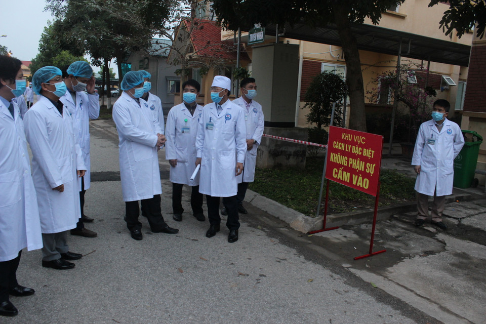  Đoàn công tác đã xem xét, khảo sát khu khám bệnh, khu cách ly điều trị. (Ảnh: Lê Hảo/Vietnam+)