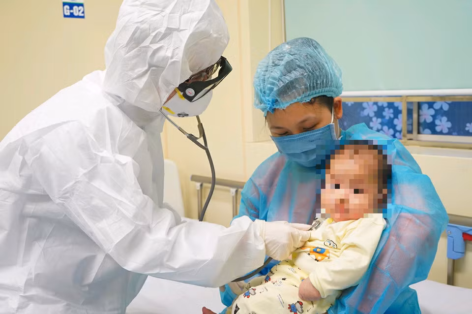 Bác sỹ khám, theo dõi sức khoẻ cho bé. (Nguồn: Bộ Y tế)