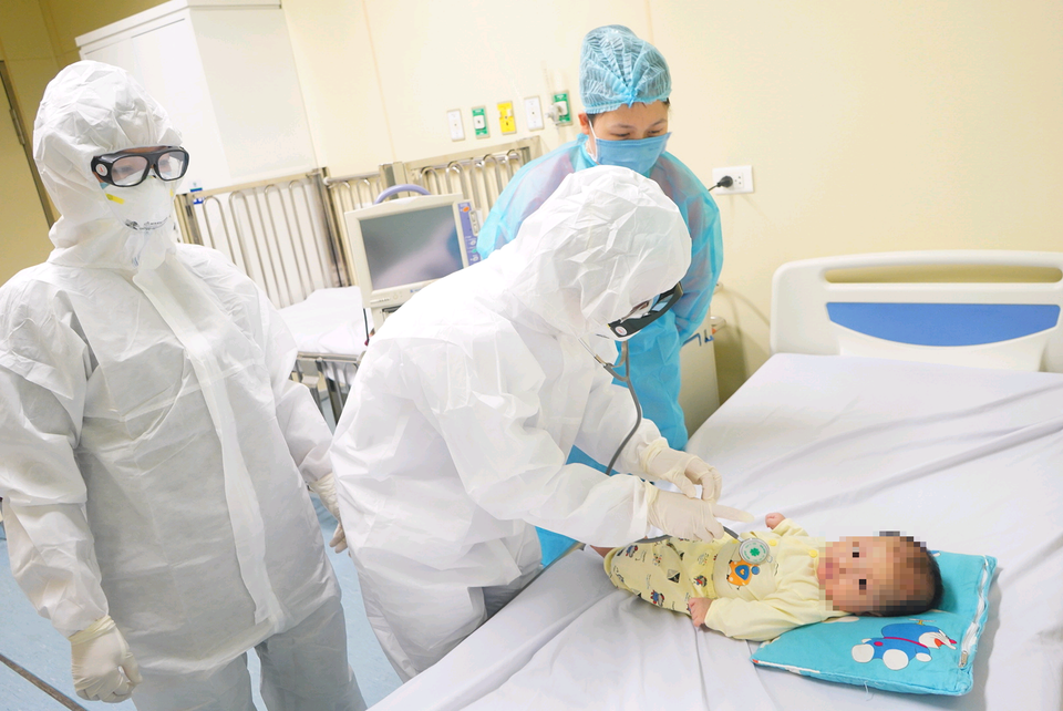 Các bác sỹ Bệnh viện Nhi Trung ương thông báo đã điều trị thành công cho bé gái. (Nguồn: Bộ Y tế)
