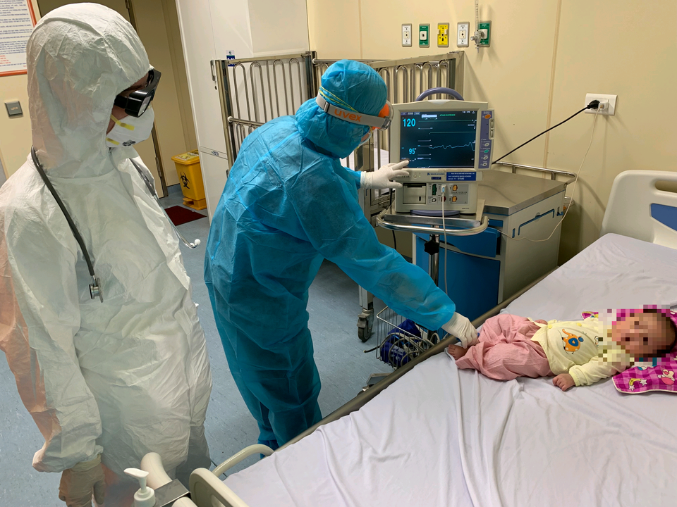 Đây là bé đầu tiên mắc COVID-19 được thu dung, cách ly và điều trị thành công. (Nguồn: Bộ Y tế)