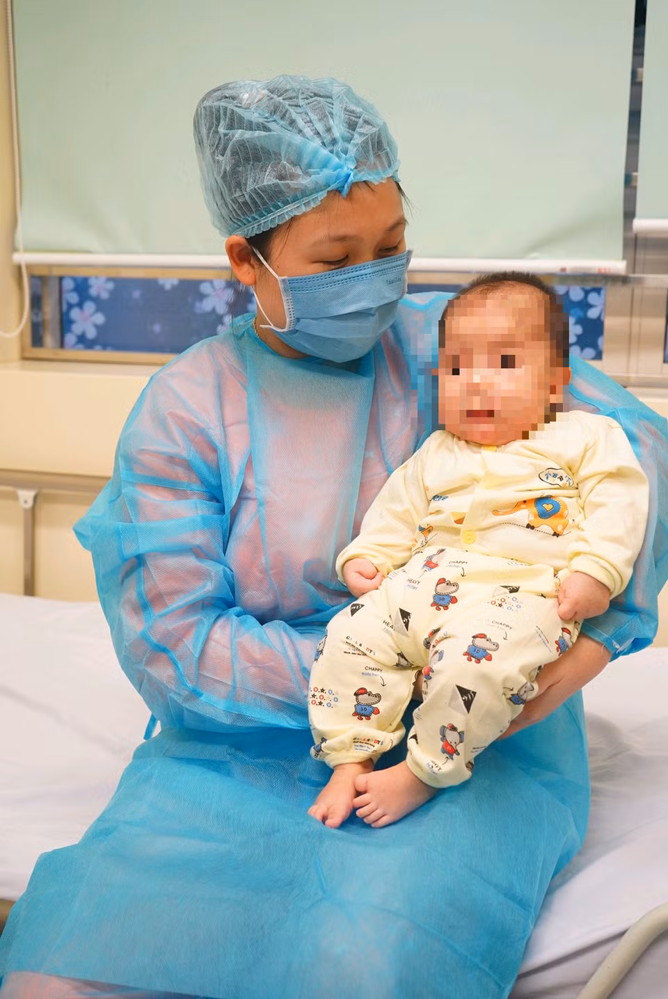 Hiện tại trẻ chơi ngoan, tiếp xúc tốt, không sốt, bú tốt, đại tiểu tiện bình thường. (Nguồn: Bộ Y tế)
