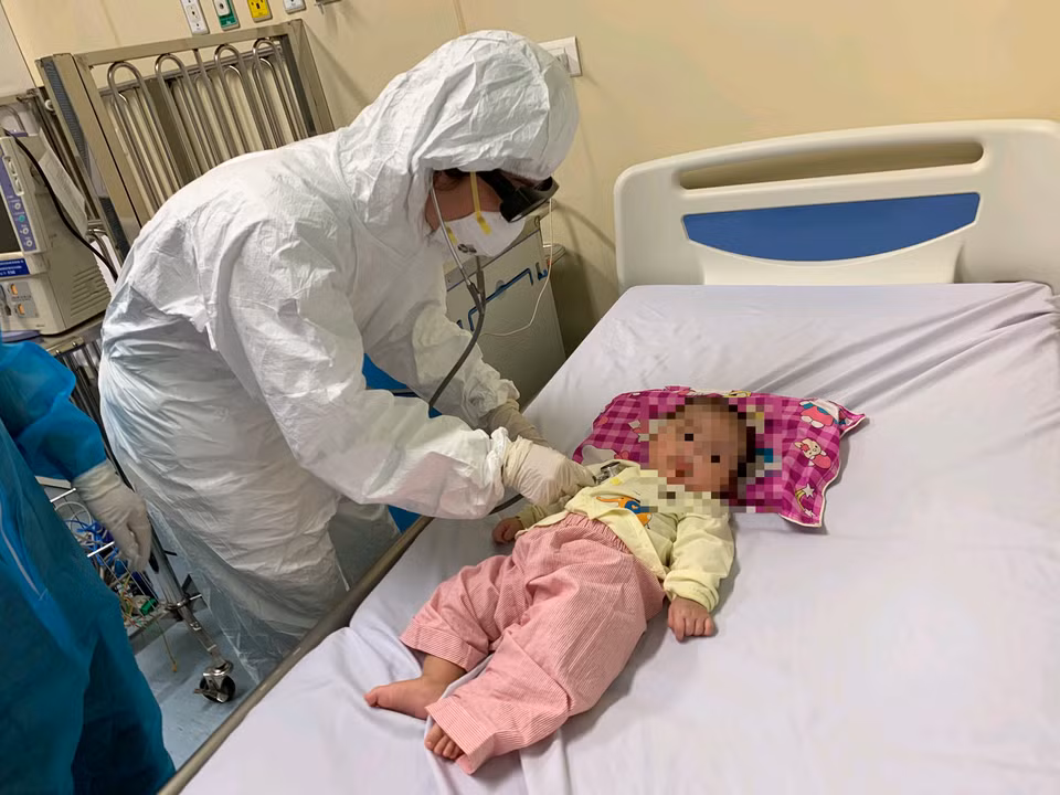 Em bé được cách ly và chăm sóc dinh dưỡng với chế độ đặc biệt. (Nguồn: Bộ Y tế)