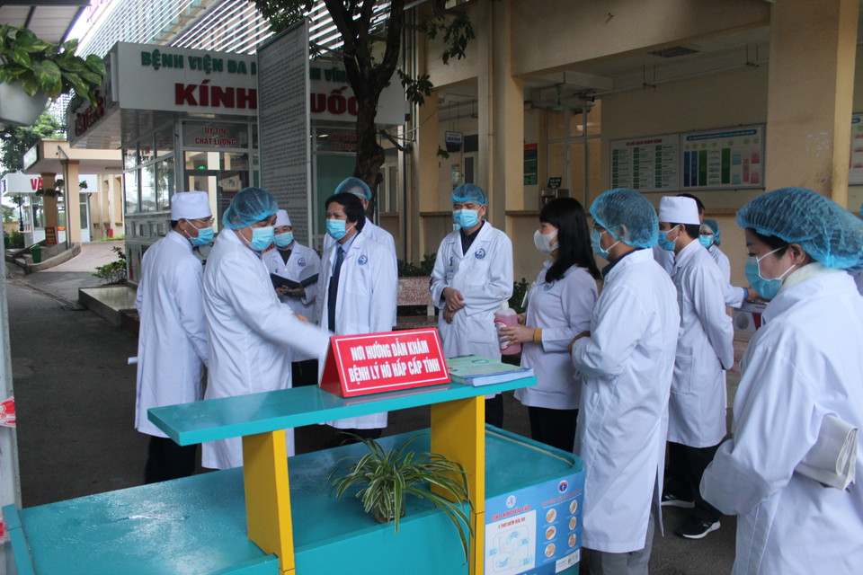 Đội cơ động của Bệnh viện Bạch Mai ở lại hỗ trợ tập huấn chuyên môn cho bệnh viện trong công tác phân luồng, cách ly, phòng ốc. (Ảnh: Lê Hảo/Vietnam+)