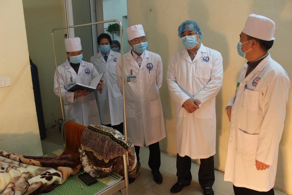  Đội cơ động phản ứng nhanh của Bộ Y tế đã kiểm tra và làm việc với Bệnh viện Đa khoa tỉnh Vĩnh Phúc. (Ảnh: Lê Hảo/Vietnam+)