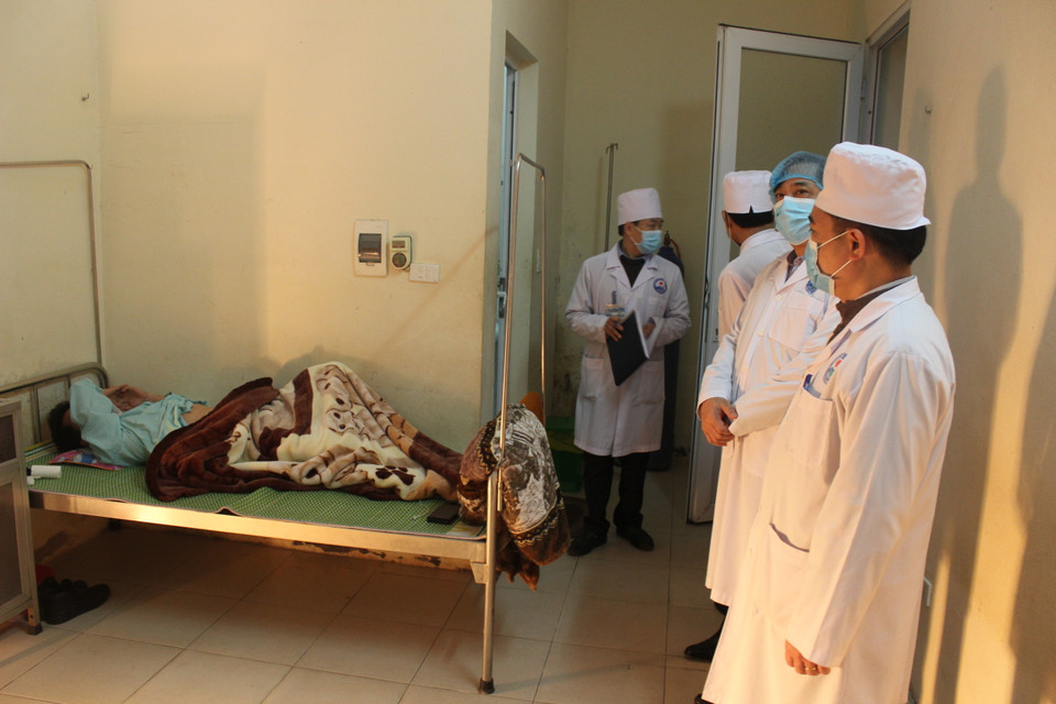  Đoàn đã đi kiểm tra khu khám sàng lọc bệnh nhân nghi nhiễm nCoV. (Ảnh: Lê Hảo/Vietnam+)