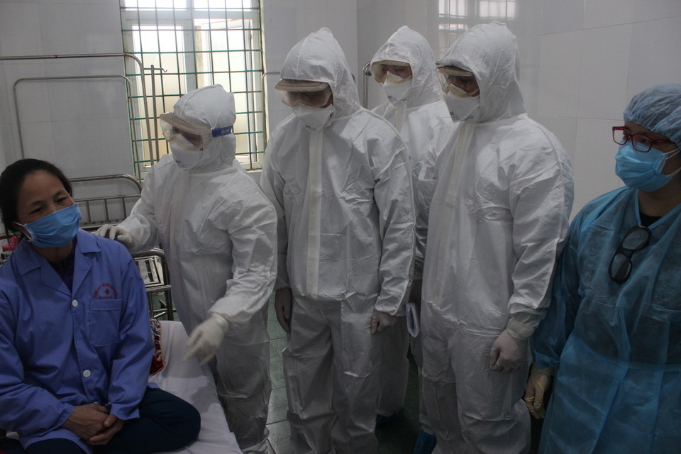  Chiều 6/2, Đội cơ động phản ứng nhanh dịch nCoV của Bộ Y tế đã tới Trung tâm Y tế huyện Bình Xuyên. (Ảnh: Lê Hảo/Vietnam+)