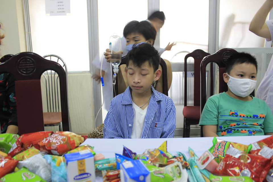 Các bệnh nhi trên tay là chai truyền. (Ảnh: PV/Vietnam+)