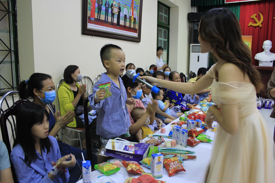 Bệnh nhi hào hứng phát biểu. (Ảnh: PV/Vietnam+)