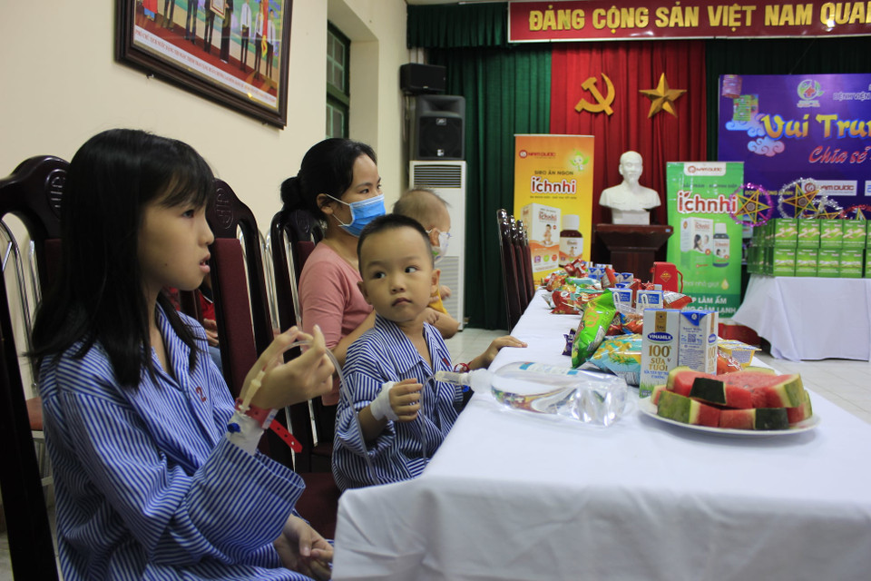 Các em nhỏ vui Trung Thu tại Bệnh viện Hữu nghị Việt Nam-Cuba. (Ảnh: PV/Vietnam+)
