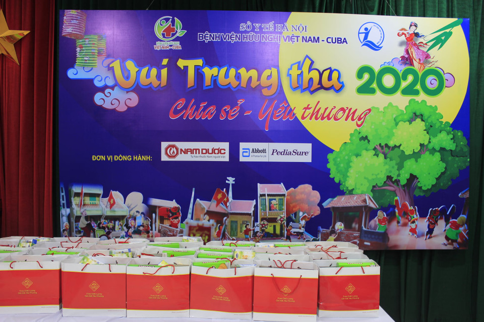 Những phần quà dành cho bệnh nhân nhi. (Ảnh: PV/Vietnam+)