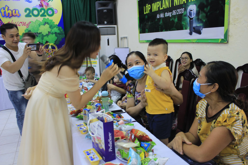 Công đoàn Bệnh viện, Đoàn thanh niên và Tổ Công tác xã hội của Bệnh viện đã phối hợp tổ chức Trung Thu cho bệnh nhi. (Ảnh: PV/Vietnam+)