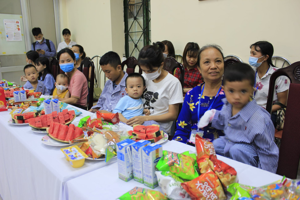 Rất đông bệnh nhi vui Tết Trung thu. (Ảnh: PV/Vietnam+)