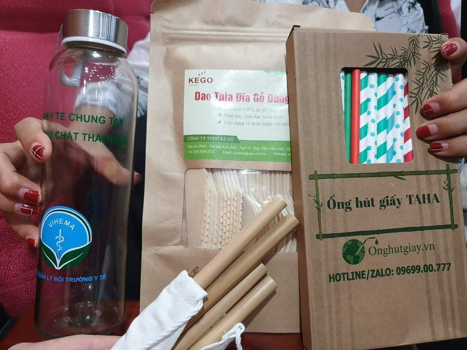 Những chiếc dao, thìa làm từ gỗ có thể tái sử dụng nhiều lần. (Ảnh: PV/Vietnam+)