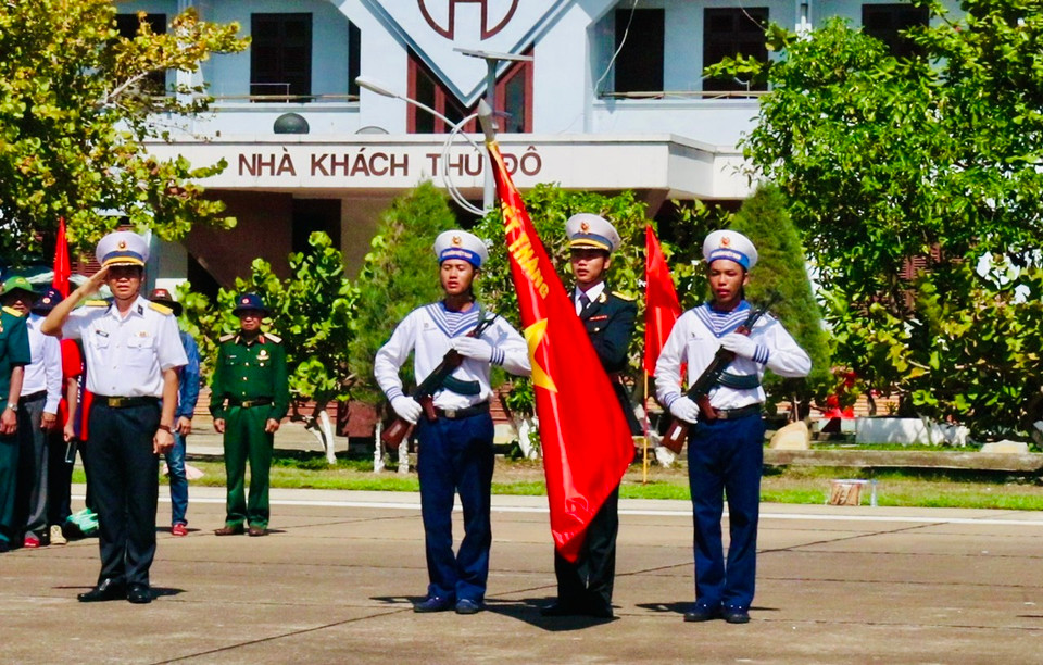 Lễ chào cờ của cán bộ, chiến sĩ và nhân dân trên đảo Trường Sa đã diễn ra trong không khí trang nghiêm và đầy niềm tự hào. (Ảnh: PV/Vietnam+)