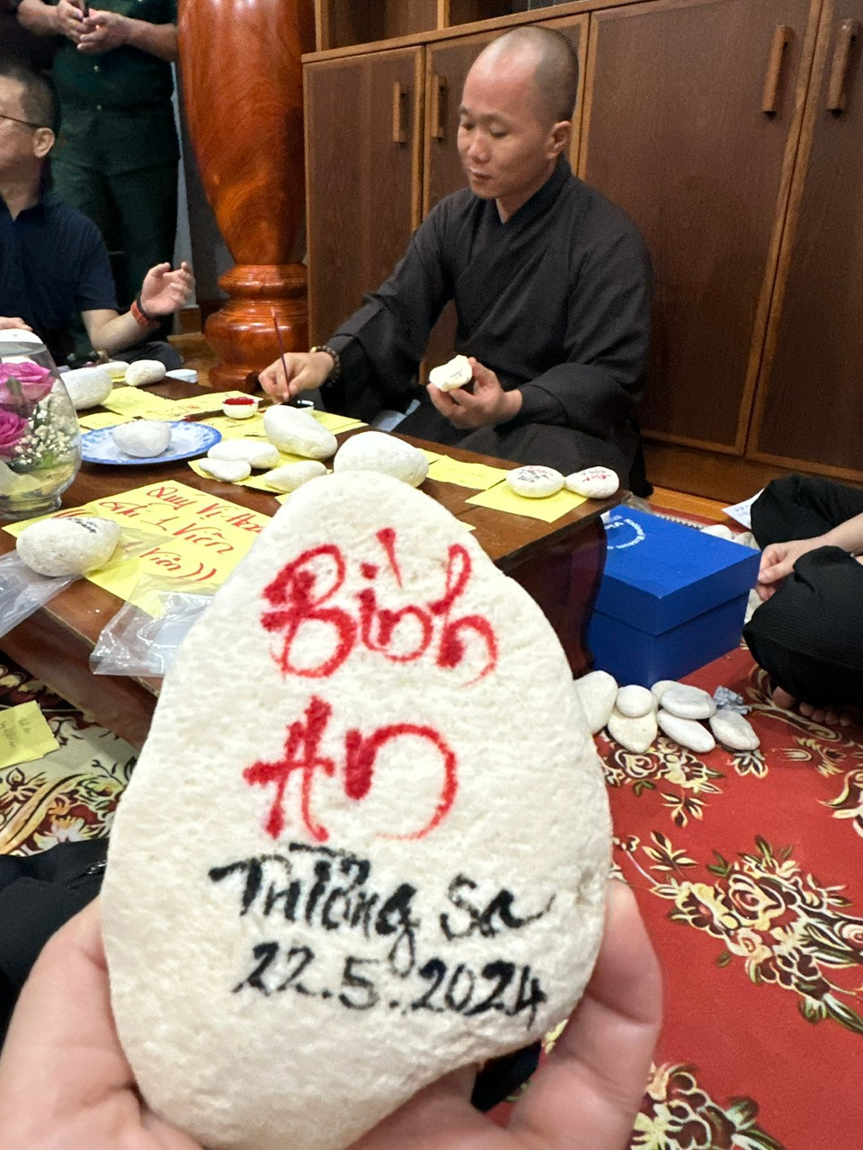 Rất nhiều người ra thăm đảo, đến chùa Trường Sa lớn đều xin chữ mang về làm kỷ niệm. (Ảnh: PV/Vietnam+)