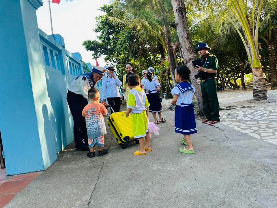 Trong các món quà mà đất liền gửi tặng Trường Sa có những món quà dành riêng cho các em nhỏ. (Ảnh: PV/Vietnam+)