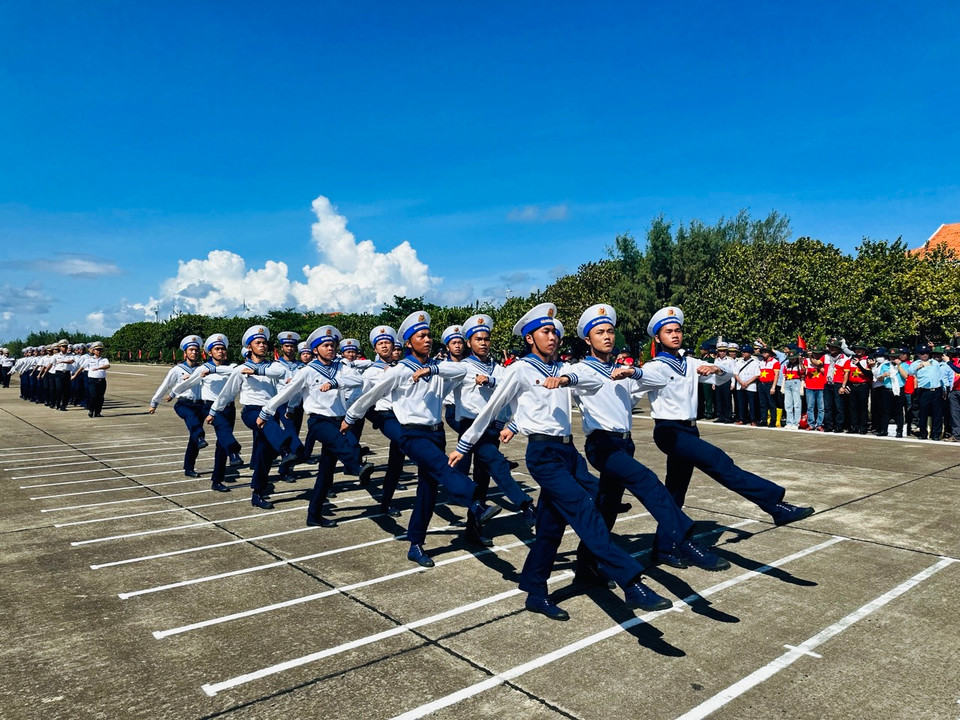 Nghi thức duyệt đội ngũ bắt đầu dưới nền nhạc của bài "Tiến bước dưới quân kỳ". (Ảnh: PV/Vietnam+)