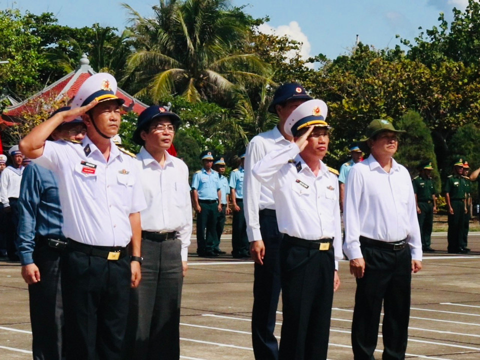 Giữa sóng nước Trường Sa tại đảo Trường Sa lớn, tỉnh Khánh Hoà, trước cột mốc chủ quyền, lời bài hát quốc ca vang lên trong lễ chào cờ đầy niềm kiêu hãnh, tự hào. (Ảnh: PV/Vietnam+)