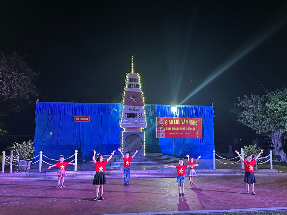 Các em nhỏ ở huyện đảo Trường Sa hằng ngày đối diện với thời tiết khá khắc nghiệt nhưng vẫn hồn nhiên, vui tươi, khỏe mạnh... (Ảnh: Thùy Giang/Vietnam+)