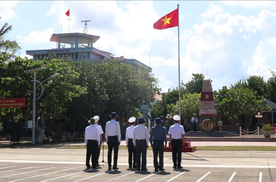 Lễ chào cờ diễn ra trước cột mốc chủ quyền ở đảo Trường Sa, tỉnh Khánh Hòa trong không khí trang nghiêm. (Ảnh: PV/Vietnam+)