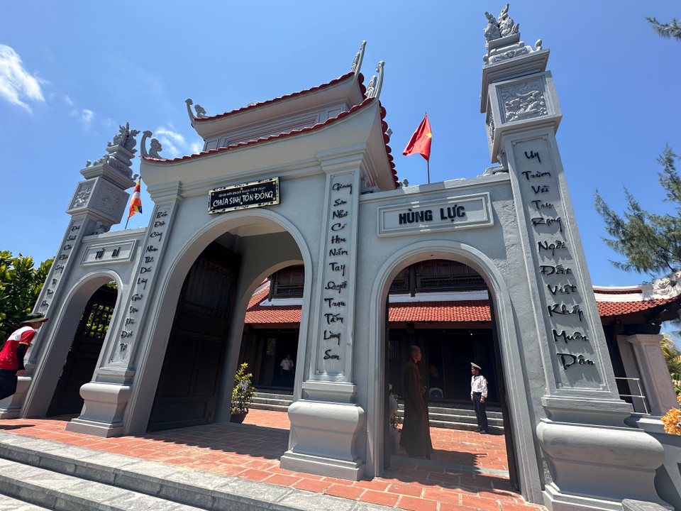 Quang cảnh bên ngoài Chùa Sinh Tồn Đông. (Ảnh: PV/Vietnam+)