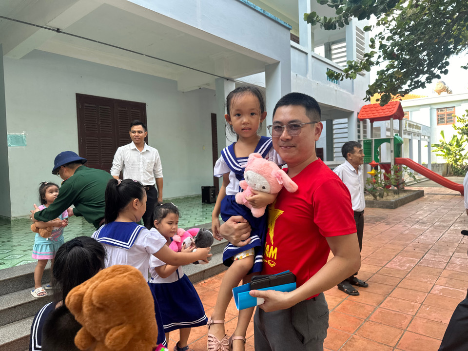 Đoàn công tác gửi tặng các em những món quà nhỏ khi ghé thăm đảo. (Ảnh: Thùy Giang/Vietnam+)