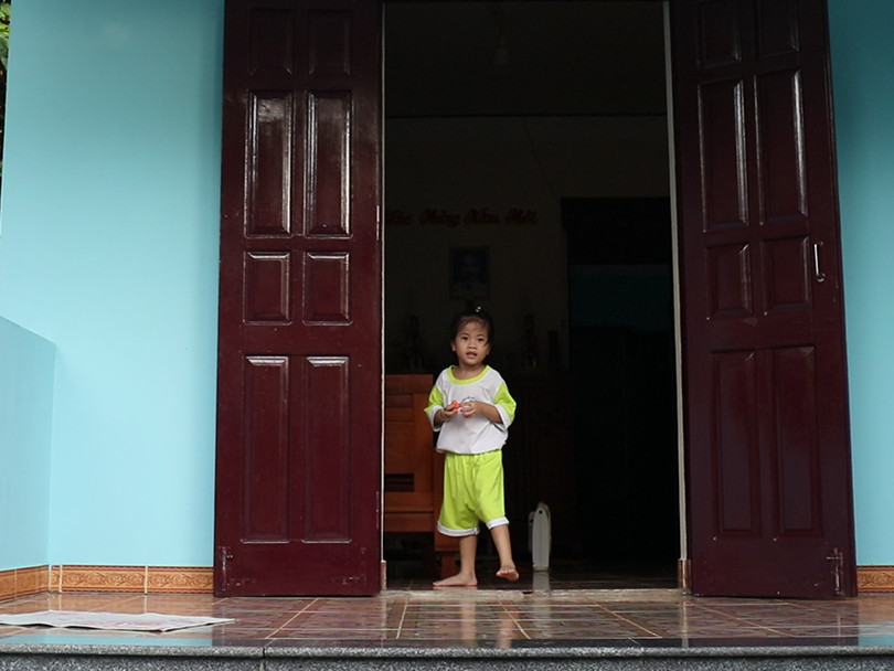 Em bé Trường Sa hồn nhiên, trong trẻo. (Ảnh: Minh Anh/Vietnam+)