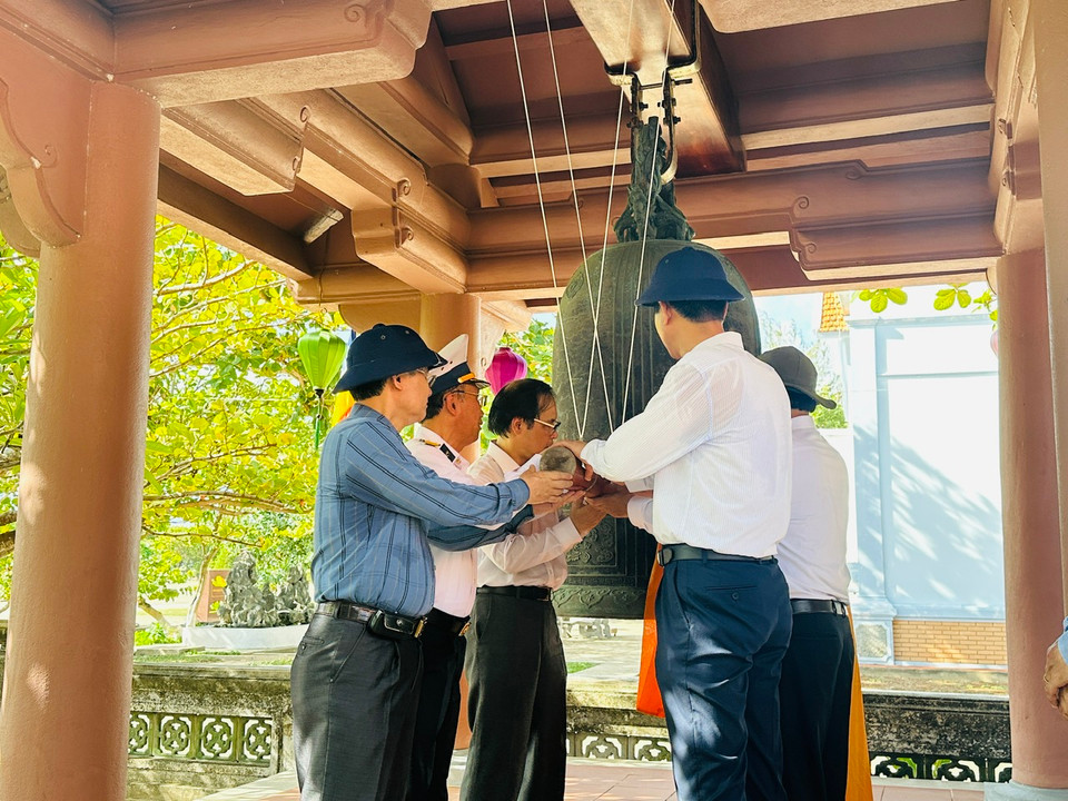 Lãnh đạo của Đoàn công tác số 21 thỉnh chuông chùa trong Ngày lễ Phật Đản 15/4 (âm lịch). (Ảnh: PV/Vietnam+)