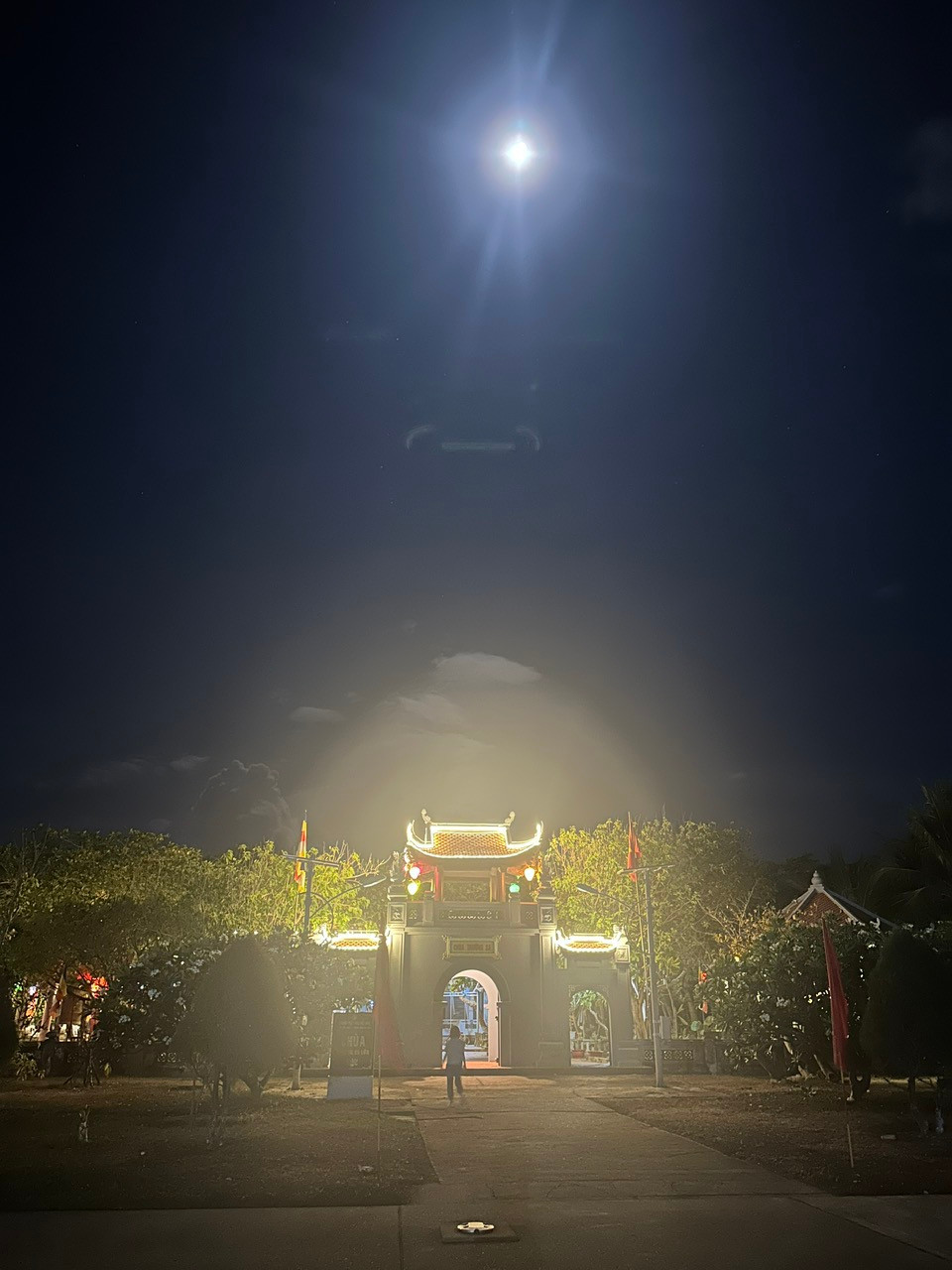 Quang cảnh Chùa Trường Sa về đêm rằm tháng tư. (Ảnh: PV/Vietnam+)