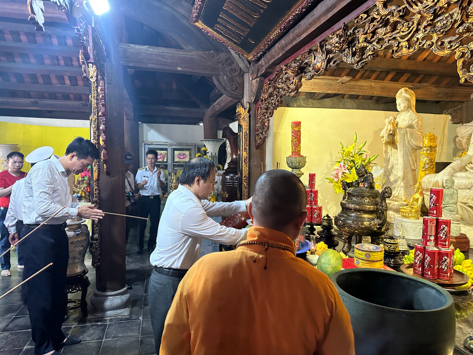 Lãnh đạo của Đoàn công tác số 21 đi thăm Quần đảo Trường Sa và Nhà giàn DK1, thắp hương tại Chùa Trường Sa trong Ngày lễ Phật Đản 15/4 (âm lịch). (Ảnh: PV/Vietnam+)