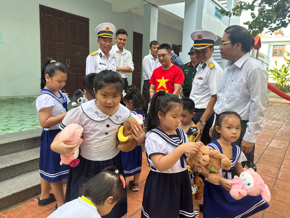 Lãnh đạo Đoàn công tác số 21 năm 2024 thăm hỏi và có nhiều phần quà tặng những em nhỏ ở đảo xa. (Ảnh: Thùy Giang/Vietnam+)