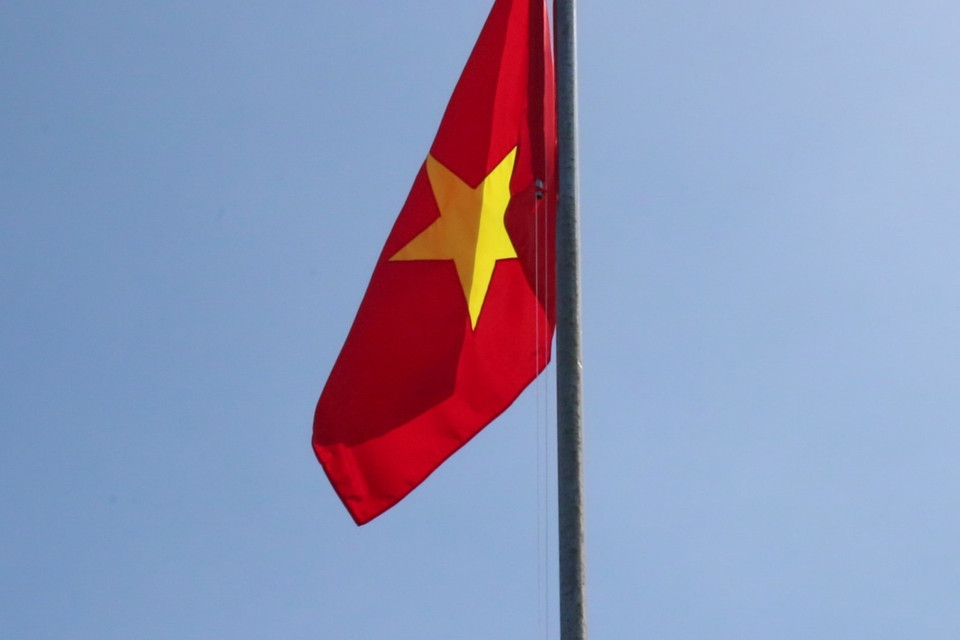 Giữa biển trời rực rỡ nắng vàng, lá cờ đỏ sao vàng phần phật tung bay trong tiếng nhạc của bài "Tiến quân ca" hùng tráng khiến ai ai cũng dâng trào niềm tự hào và rưng rưng xúc động. (Ảnh: PV/Vietnam+)