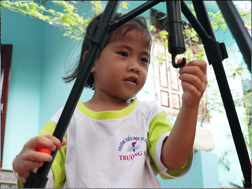 Bé Lê Thị Bích Hiền ở đảo Trường Sa. (Ảnh: Minh Anh/Vietnam+)