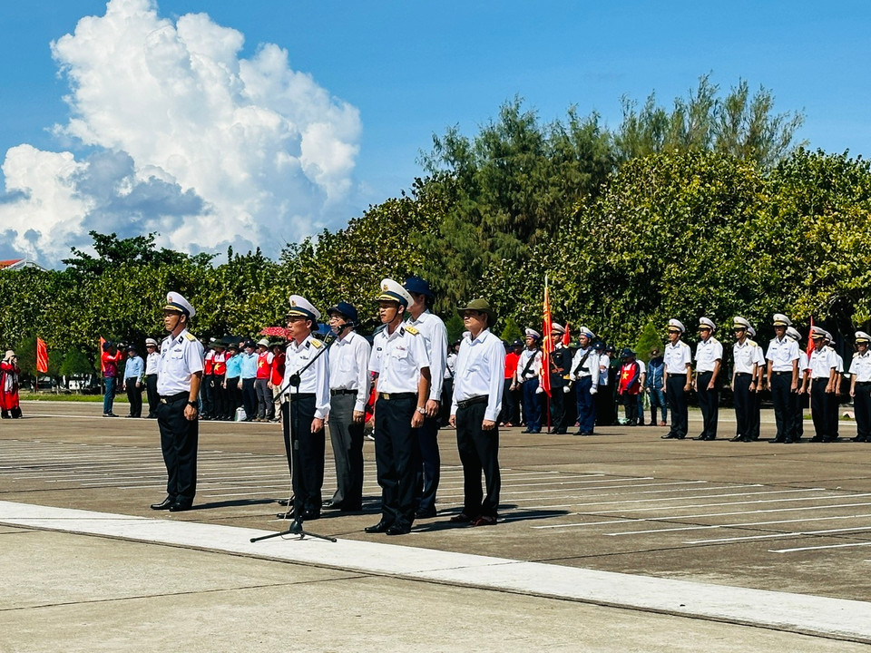 Đứng dưới lá cờ, 10 lời thề danh dự của Quân đội nhân dân Việt Nam được chiến sĩ đảo Trường Sa hô vang. (Ảnh: PV/Vietnam+)