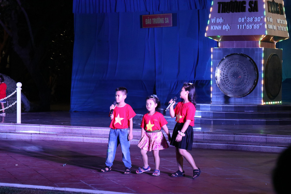 Các em bé trên đảo Trường Sa biểu diễn văn nghệ (Ảnh: Minh Anh/Vietnam+)