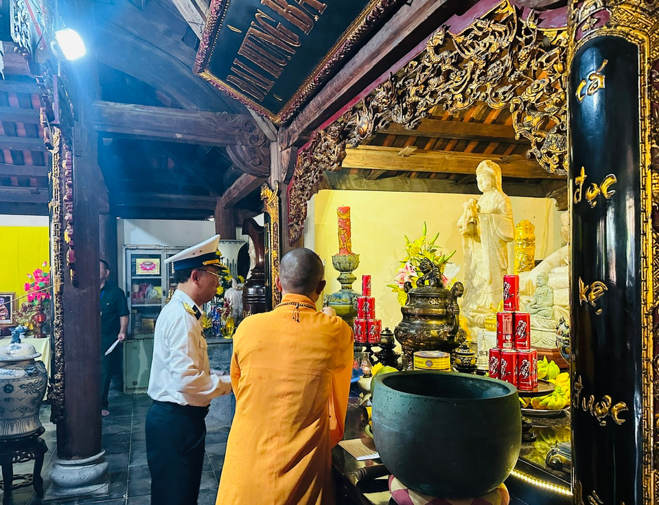 Đại tá Ngô Văn Thành - Bí thư Đảng uỷ, Chính uỷ Cục Kỹ thuật (Quân chủng Hải Quân) - Trưởng đoàn công tác số 21 thắp hương tại Chùa Trường Sa trong Ngày Phật Đản. (Ảnh: PV/Vietnam+)