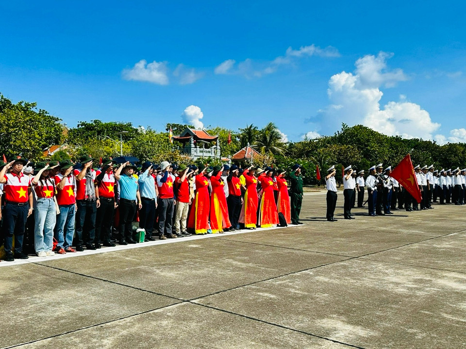 Bài hát quốc ca vang lên giữa bốn bề sóng nước khiến các thành viên tham gia lễ chào cờ bồi hồi, xúc động. (Ảnh: PV/Vietnam+)