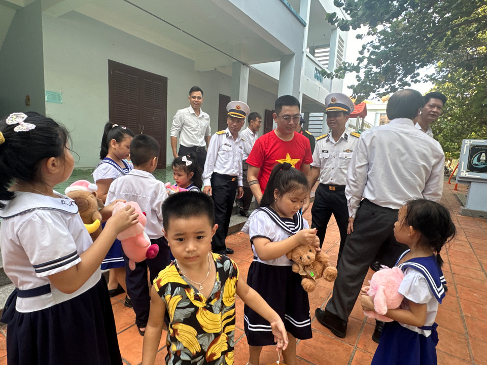 Các bé hân hoan với những món quà tặng. (Ảnh: Thùy Giang/Vietnam+)