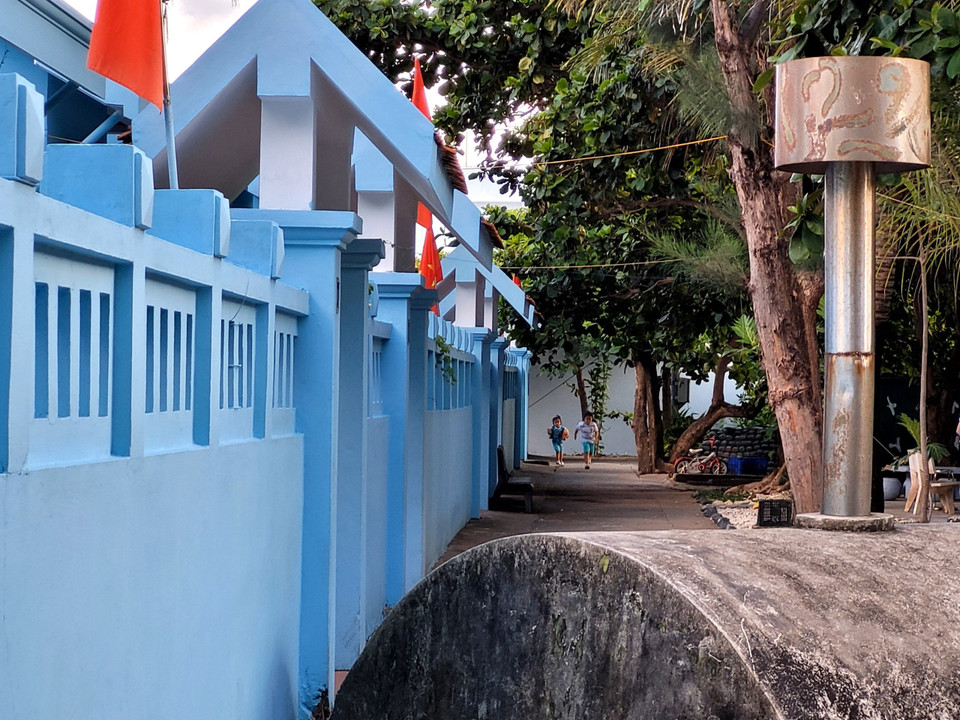 Các bé vui chơi khu bên ngoài khu nhà ở. (Ảnh: Minh Anh/Vietnam+)