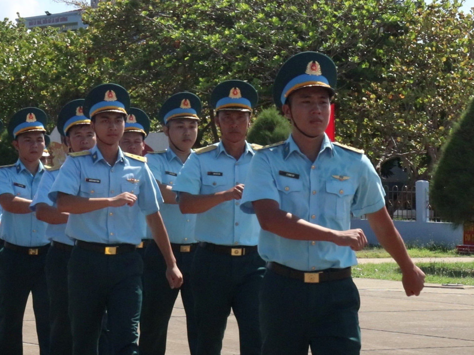 Sự rắn rỏi, cương quyết thể hiện trong từng bước chân của những người lính Trường Sa. (Ảnh: PV/Vietnam+)