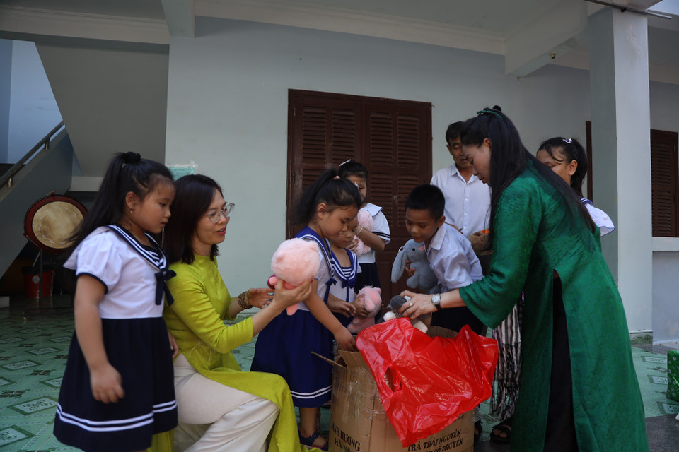 Thành viên của Đoàn công tác số 21 năm 2024, có nhiều phần quà được các đoàn công tác gửi đến cho những em nhỏ ở đảo xa. (Ảnh: Thu Minh/Vietnam+)