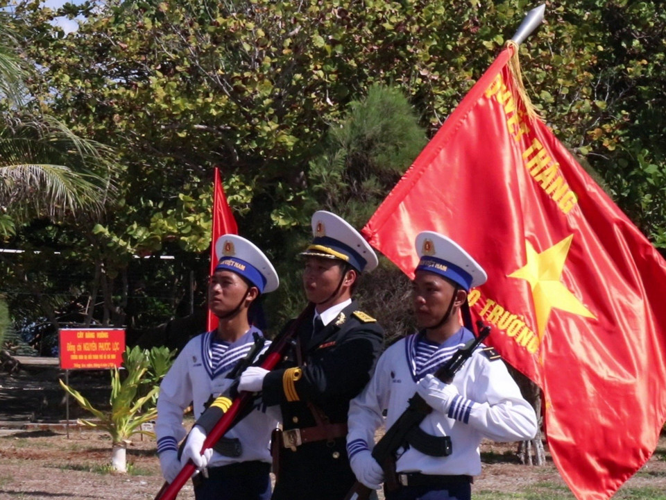 Nghi thức duyệt đôi ngũ trên đảo Trường Sa. (Ảnh: PV/Vietnam+)