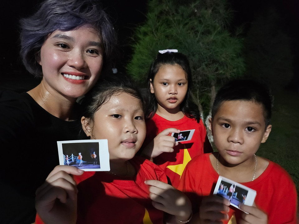 Nhiều thành viên trong đoàn công tác đã dành tặng cho các em nhỏ những món quà đầy tình cảm từ đất liền. (Ảnh: PV/Vietnam+)