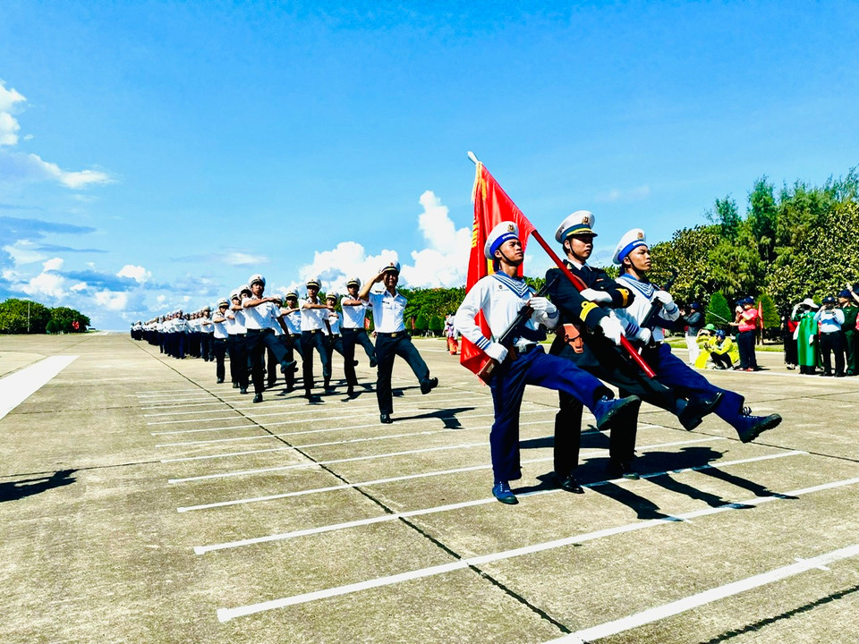 Sau lễ chào cờ là nghi thức duyệt đội ngũ trên đảo Trường Sa. (Ảnh: PV/Vietnam+)