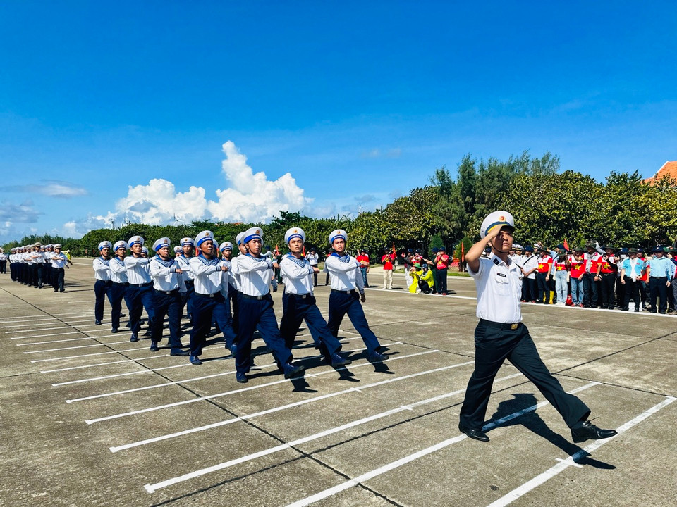 Những bước chân mạnh mẽ của các chiến sĩ nơi biển đảo xa xôi, tiền tiêu của Tổ quốc. (Ảnh: PV/Vietnam+)