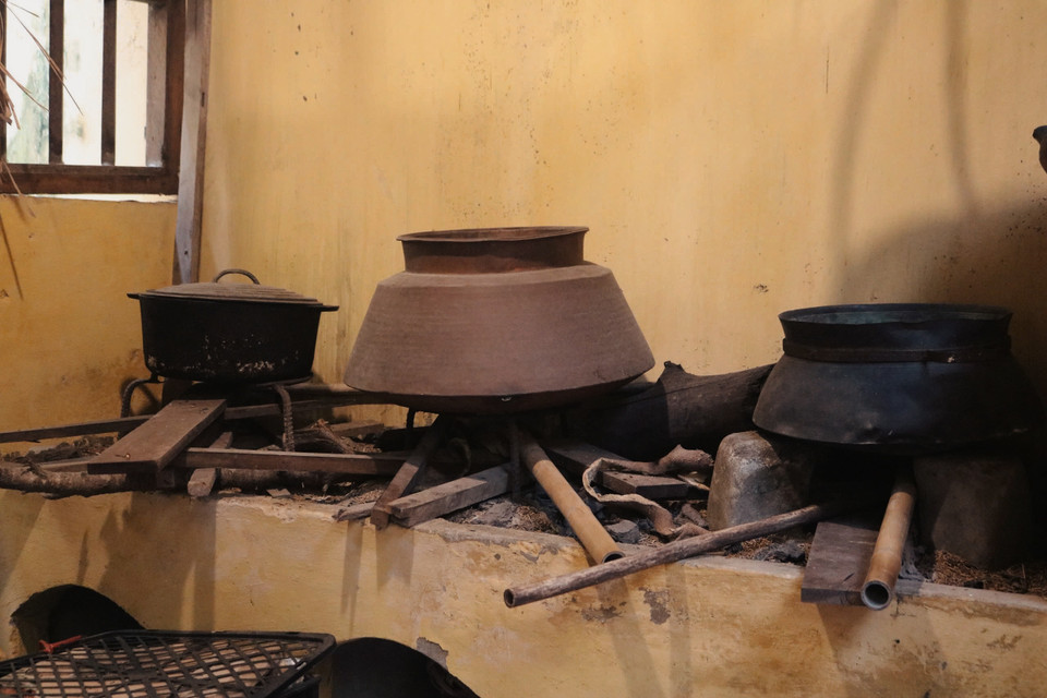 Gian nhà hậu với kho hàng và căn bếp cùng những dụng cụ nấu ăn truyền thống. (Ảnh: Q.C/Vietnam+)