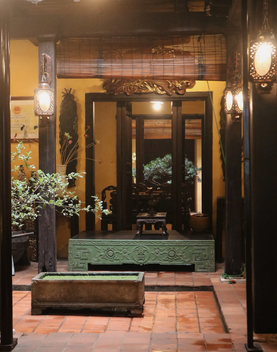 Khoảng sân với nhiều ánh sáng được bày trí thêm các chậu cây tạo cảnh quan môi trường gần gũi với thiên nhiên. (Ảnh: Q.C/Vietnam+)